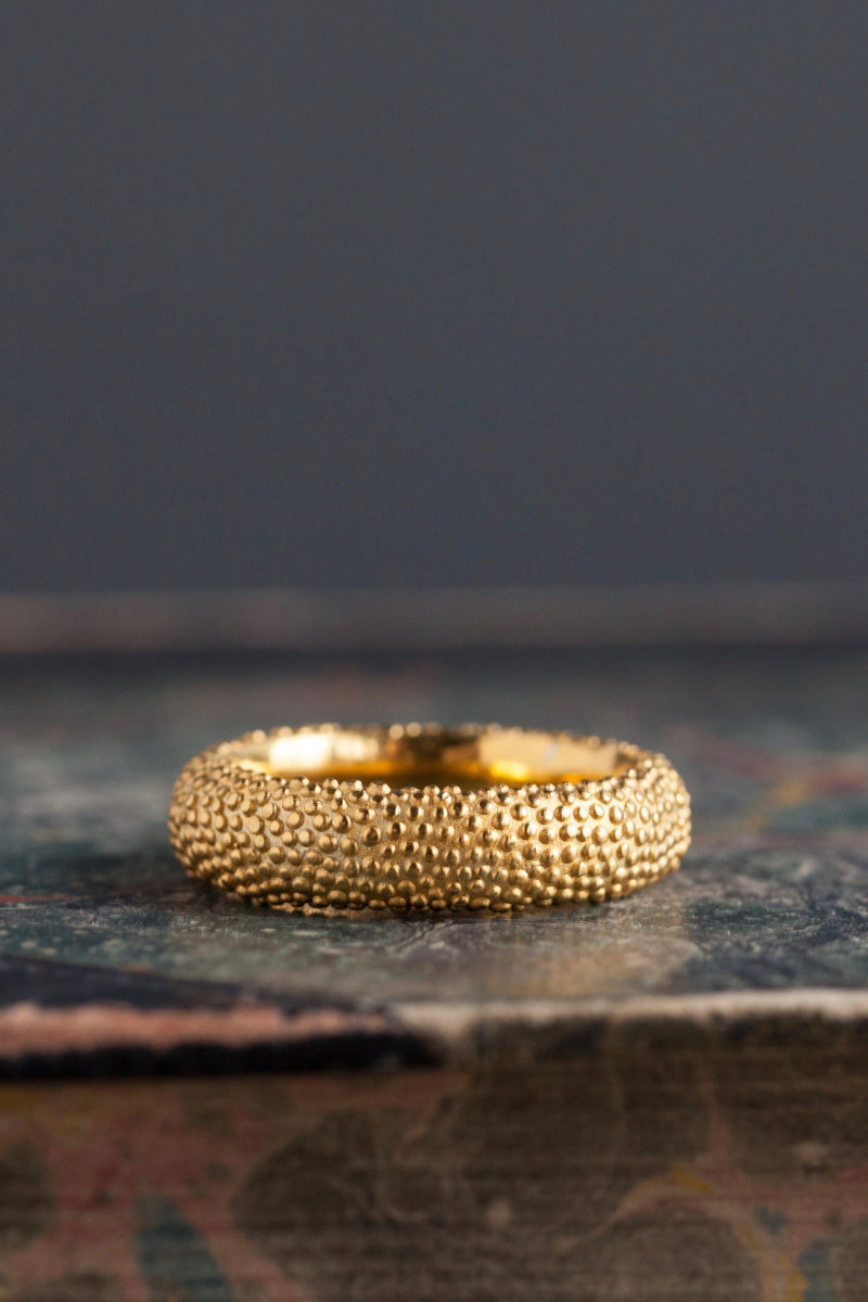 My Spotted Band Ring in yellow gold plated silver has a classic shape with a spotted texture.