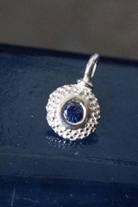 An elegant charm with a bobbled pattern – choose a Sapphire for your September birthday