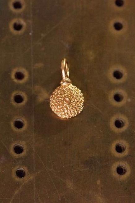 Bobbled Pollen Charm