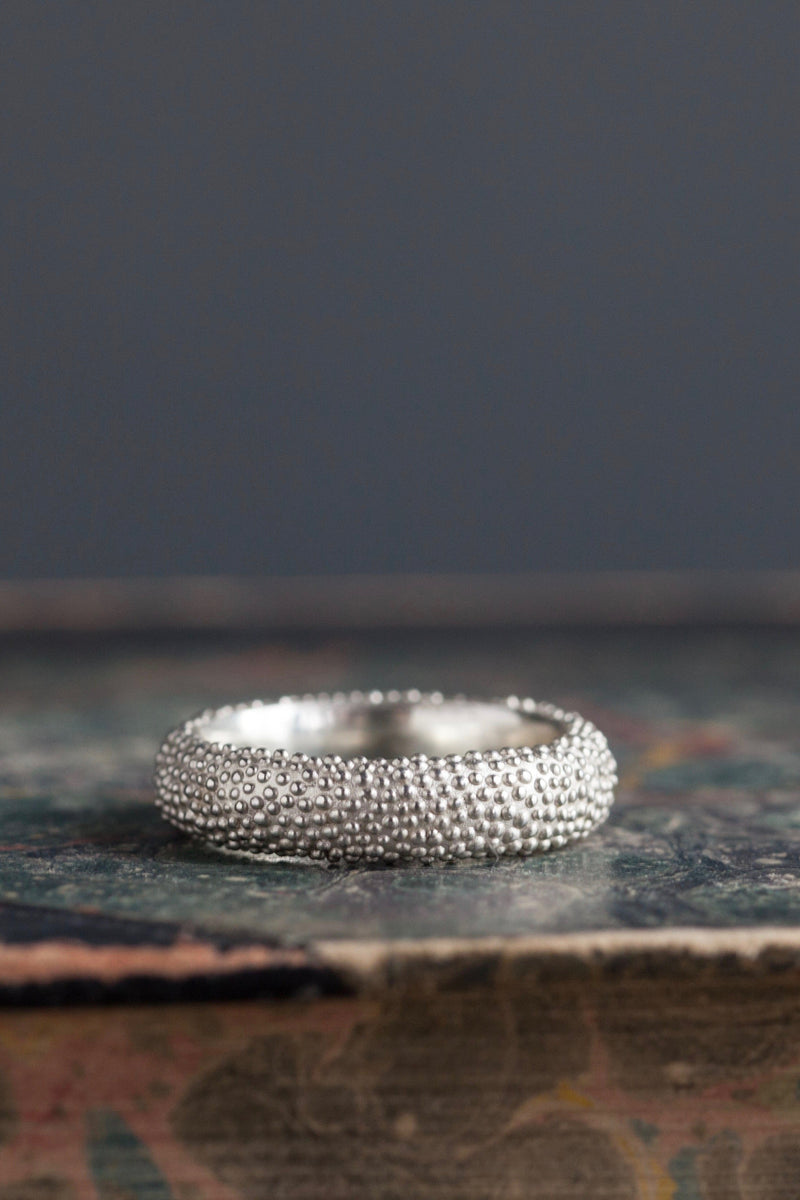 My Spotted Band Ring in silver has a classic shape with a spotted texture.