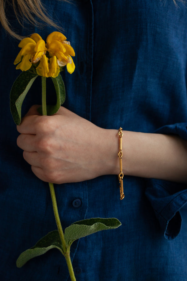 A classic linked bracelet with a twist. Perfect for everyday. 