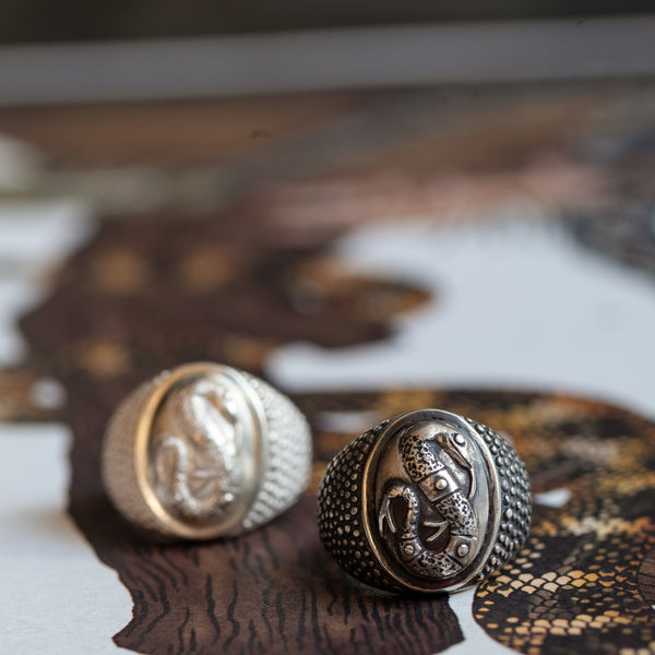 Snake signet ring on sale
