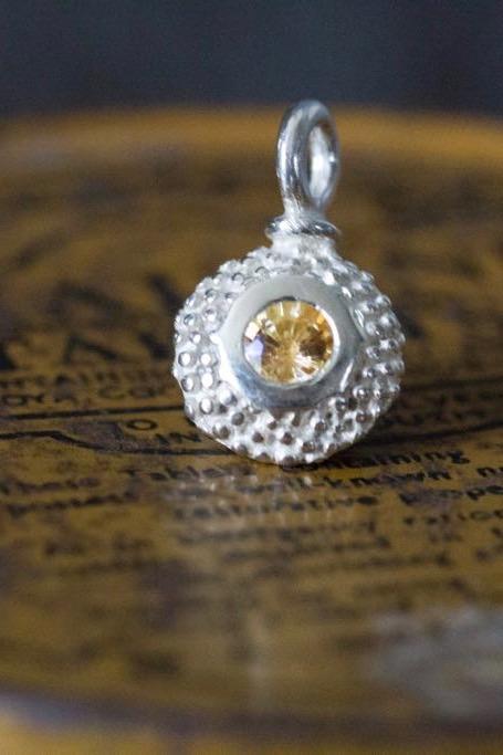An elegant charm with a bobbled pattern – choose a yellow Topaz for your November birthday